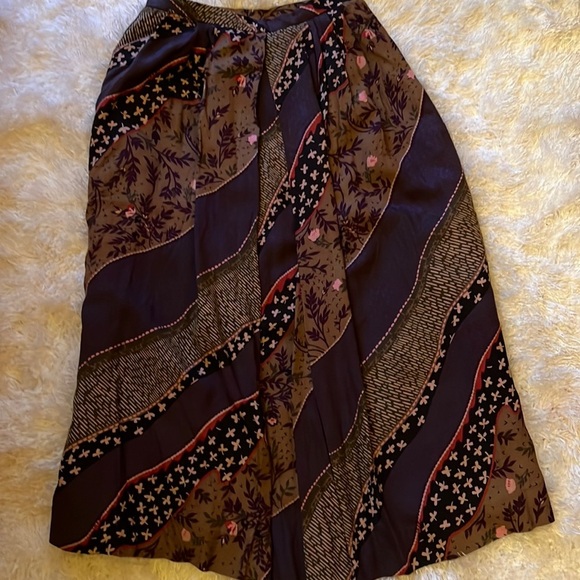 Tica purple and beige print lined rayon skirt. Dry clean only. Front pleat sz6 - Picture 1 of 2